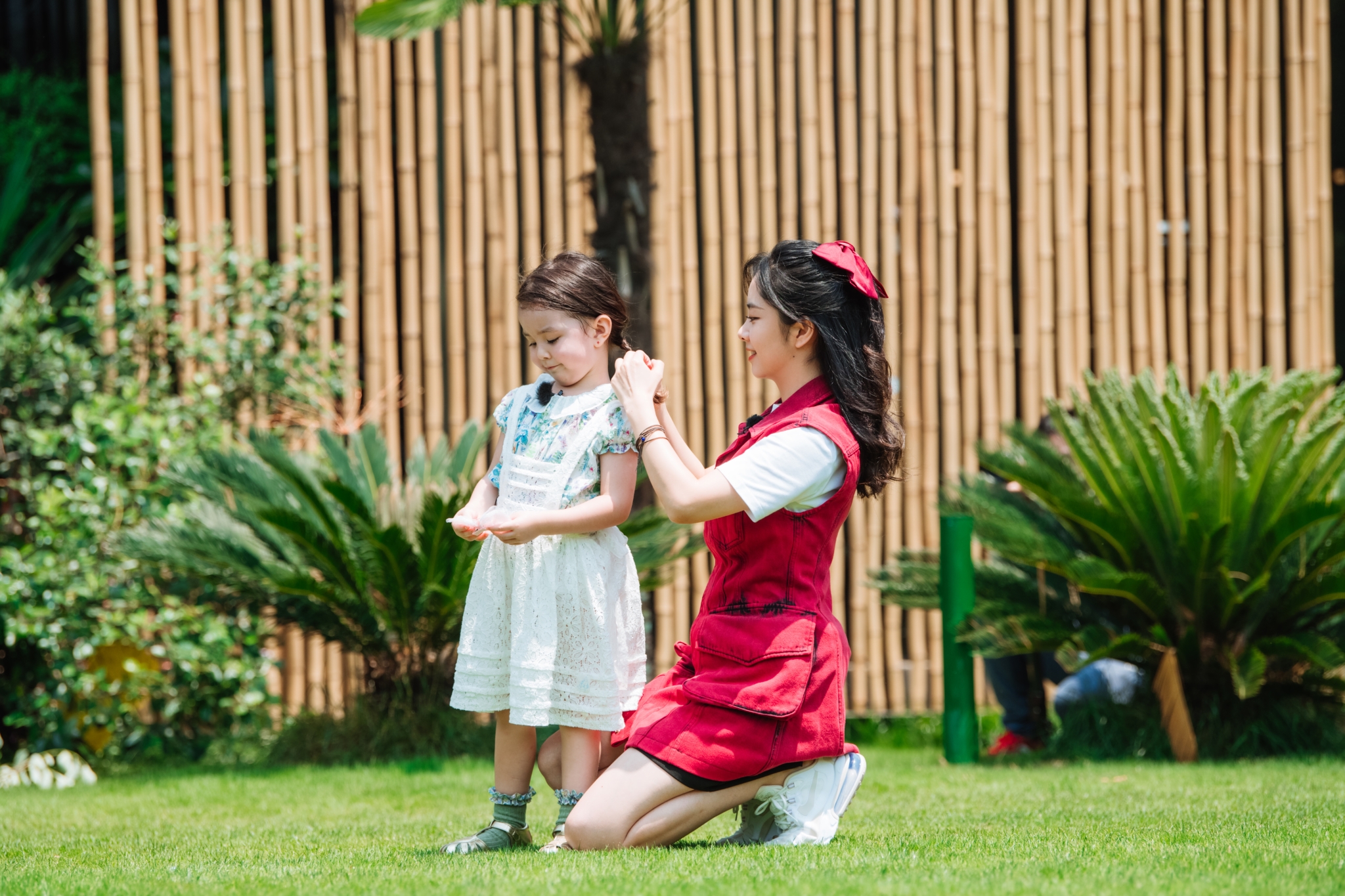 30岁的谭松韵童颜再次圈粉,带娃综艺成暖心姐姐