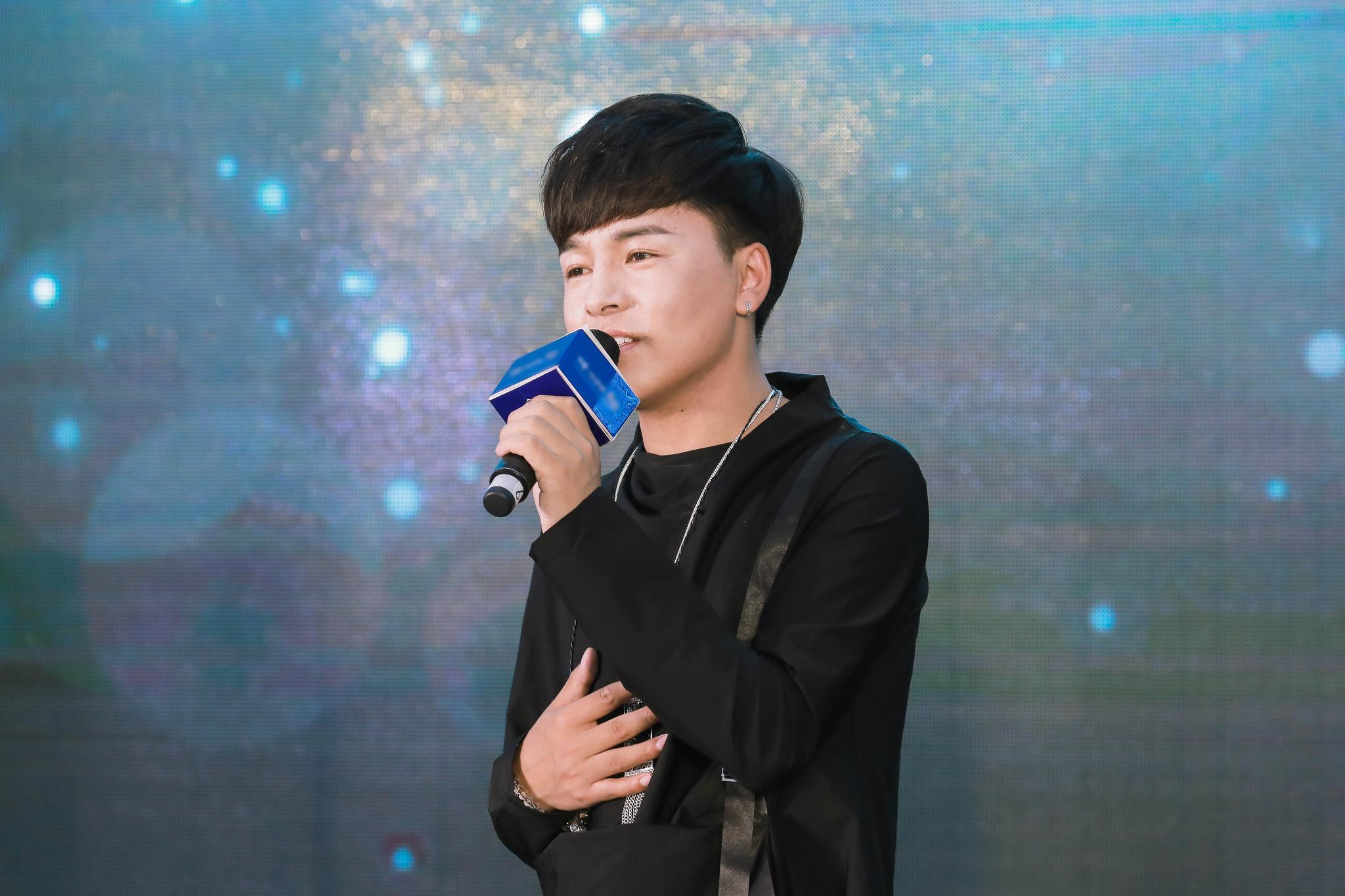 旦增尼玛助阵中国好声音武汉海选开场演唱三首歌曲