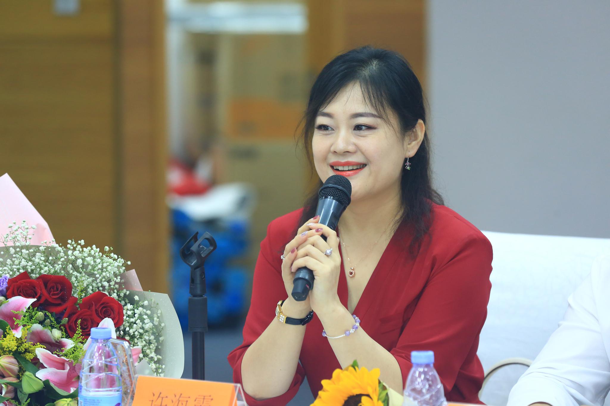 天生歌者许海霞 《大中华》唱给世界听