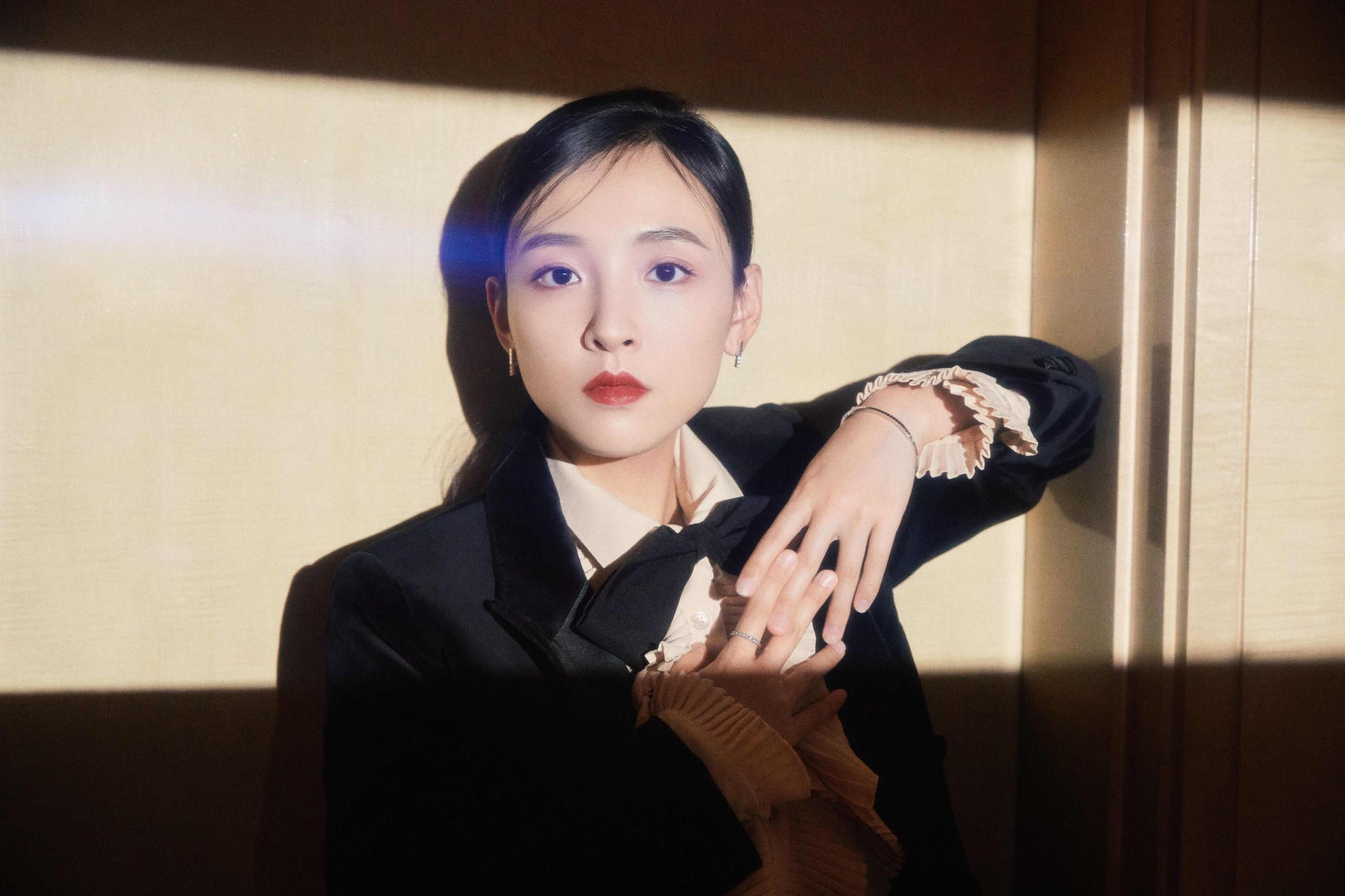 吴倩理想照耀中国赤诚献唱凭演技获殊荣备受肯定