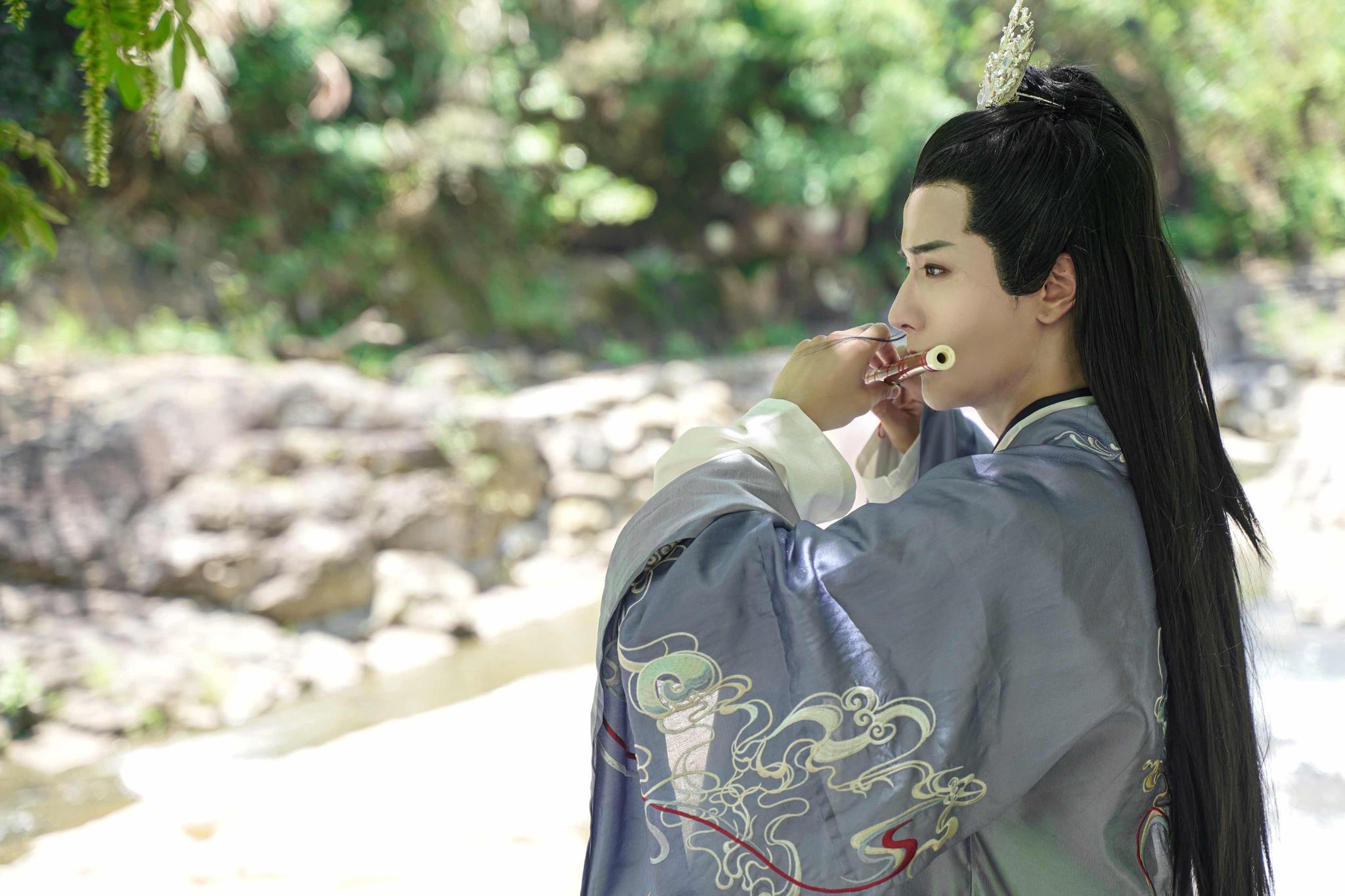 伍中元古装亮相亮桐花节,呤诗诵词带观众穿越千年