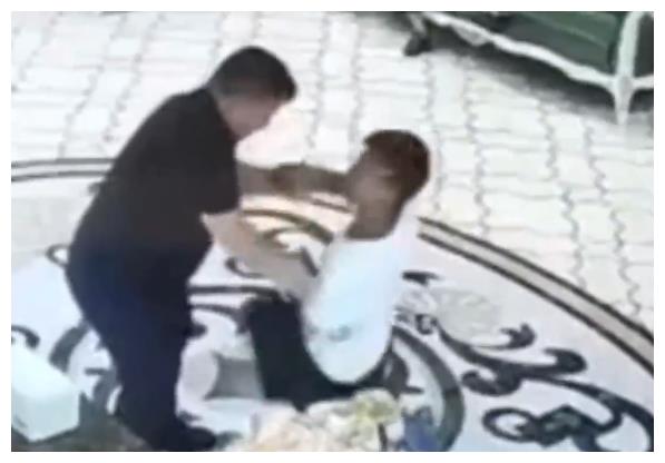 男子遭人从背后搂脖对其使用过肩摔，事后表示：以为是很熟的朋友休闲区蓝鸢梦想 - Www.slyday.coM