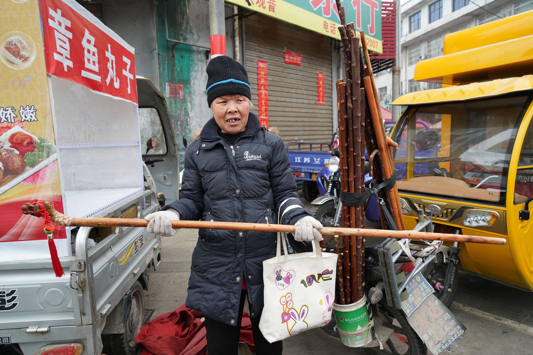 7旬农村大妈卖龙头拐杖,1年做2根要价5千,她说卖的是稀有