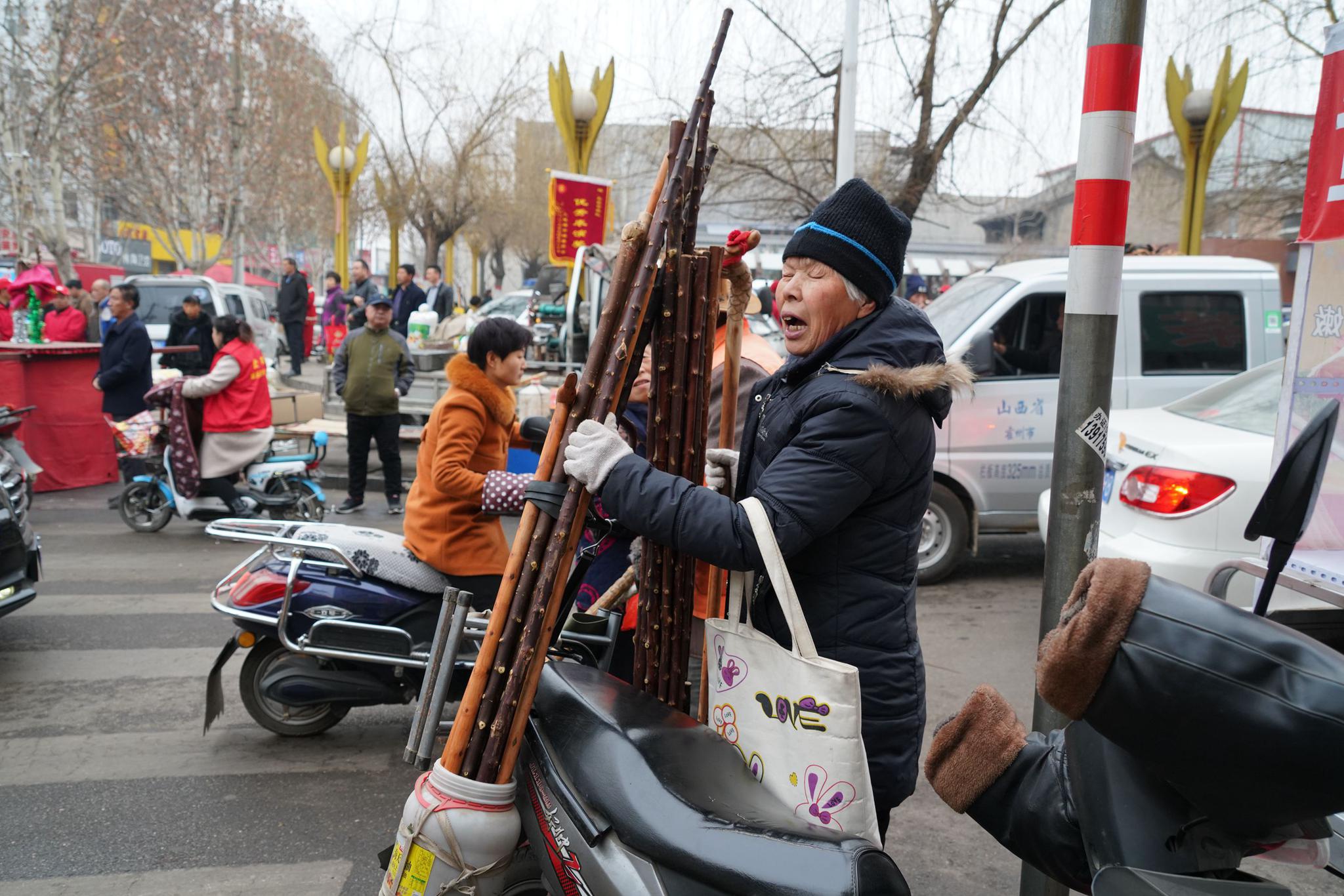 7旬农村大妈卖龙头拐杖,1年做2根要价5千,她说卖的是稀有