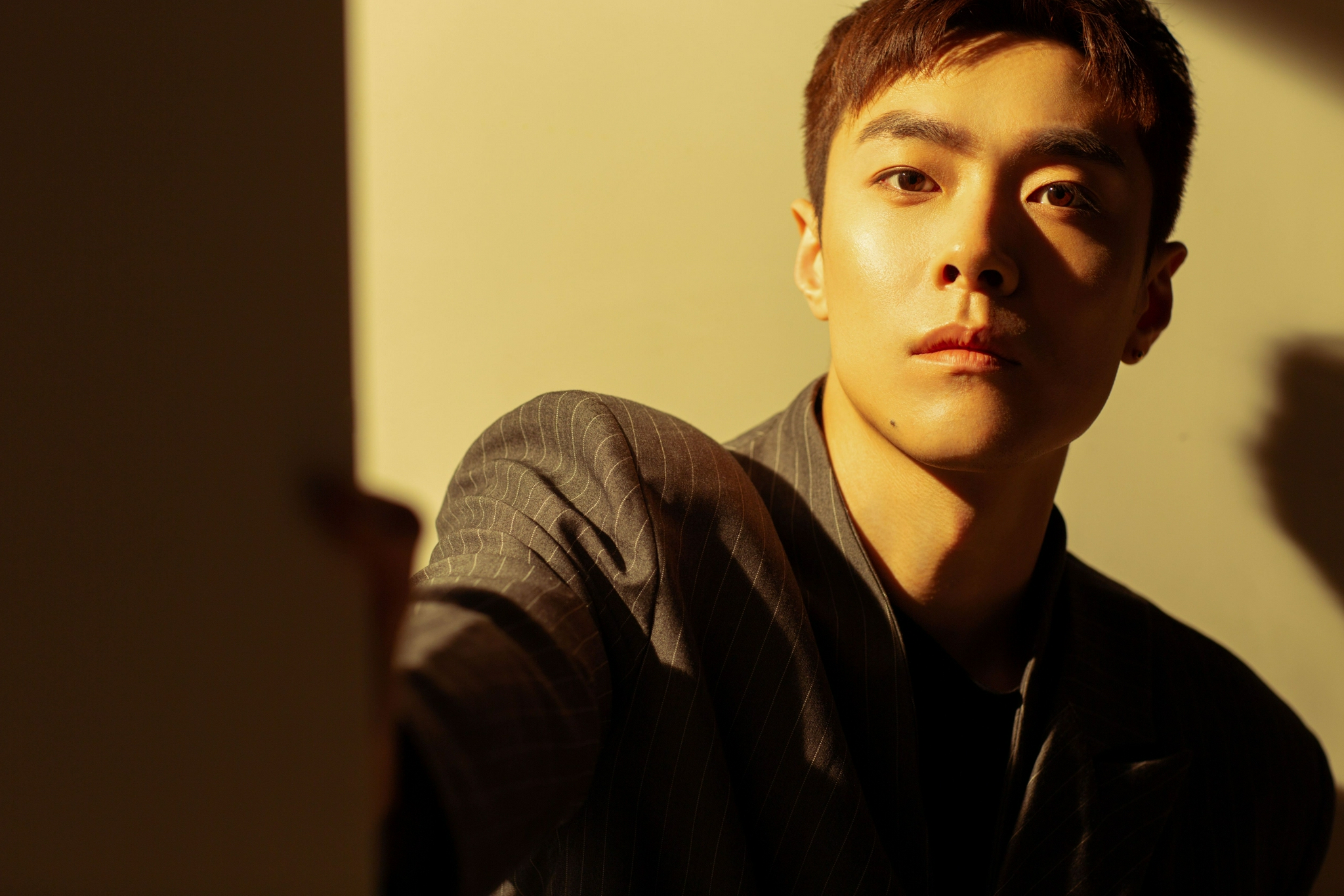 午后斜阳光影醉人匡牧野深灰色条纹西装写真释出