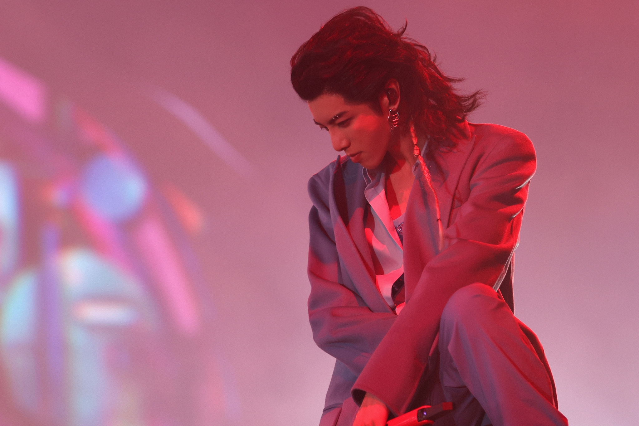 华晨宇新歌黑白艺术家用钢琴回应键盘嘲讽键盘侠支持清朗