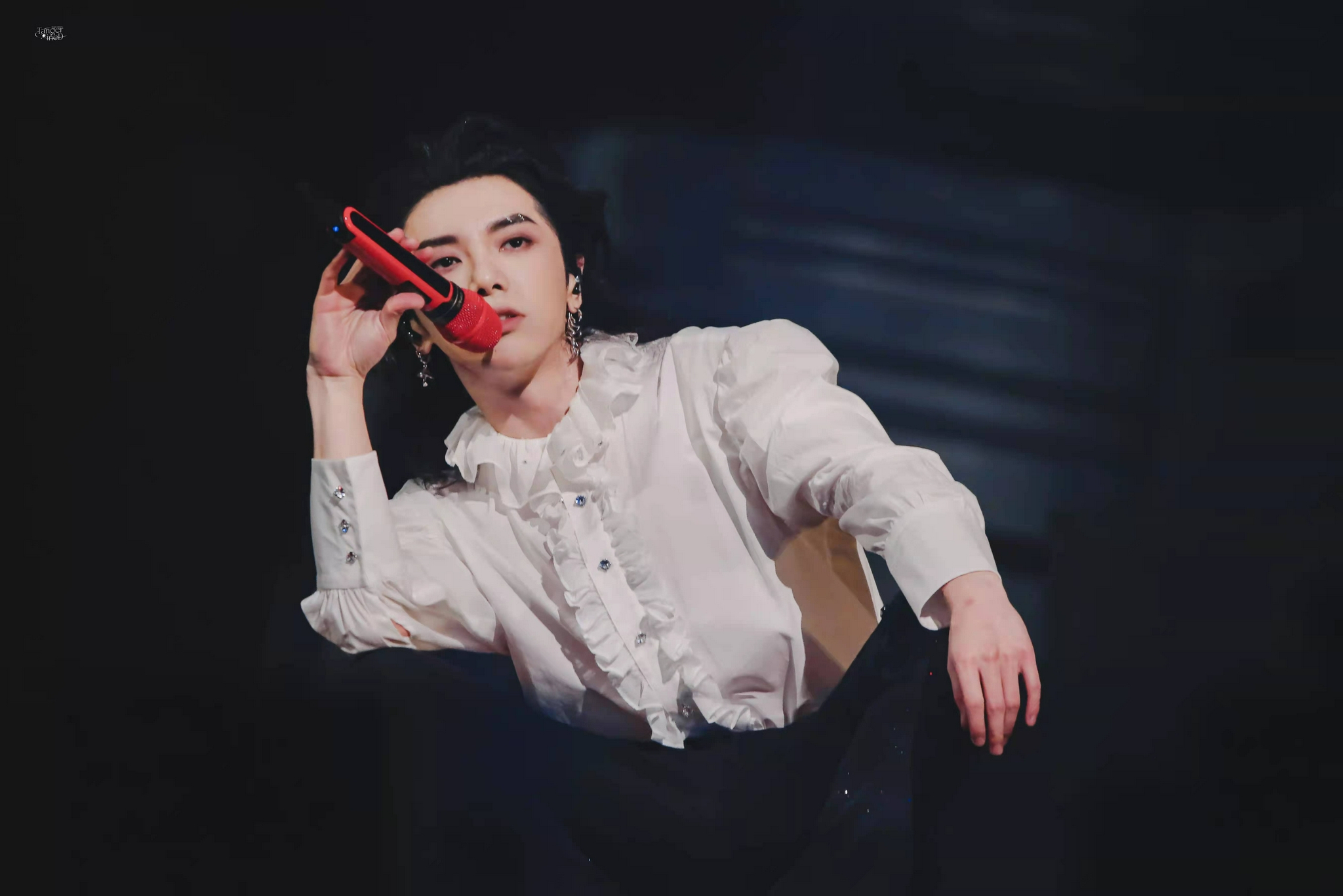 华晨宇新歌黑白艺术家用钢琴回应键盘嘲讽键盘侠支持清朗