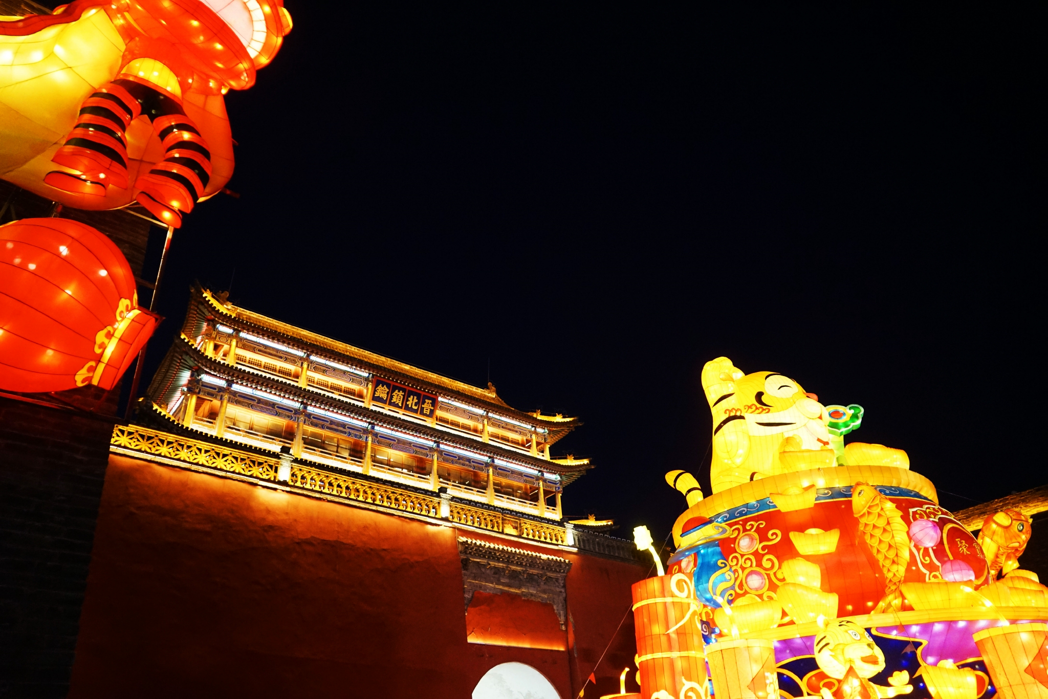 2022年中国年在忻州忻州古城城墙灯展火爆春节假期