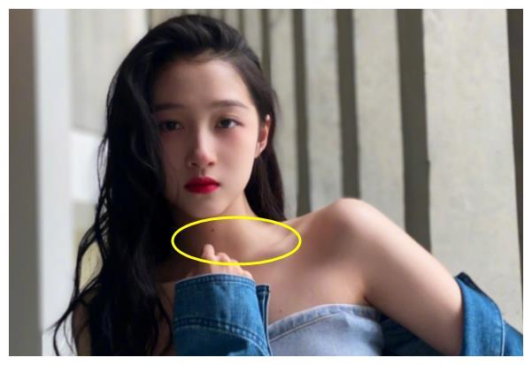关晓彤晒锁骨照,却忘了给脖子扑粉底,上面印痕让网友不敢放大看__财经