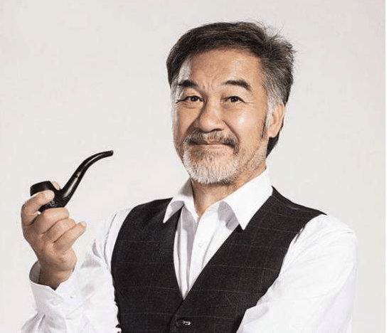 他根本没有武术功底 却演过许多武侠角色,周星驰曾当过他的配角