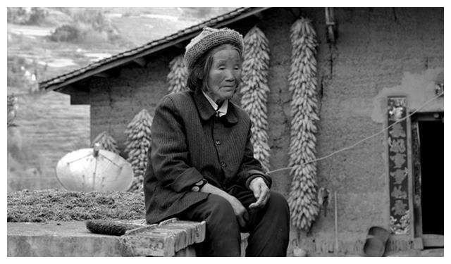 老母亲将20万遗产送邻居，儿子连夜赶回家，推开门后吓得瘫倒在地休闲区蓝鸢梦想 - Www.slyday.coM