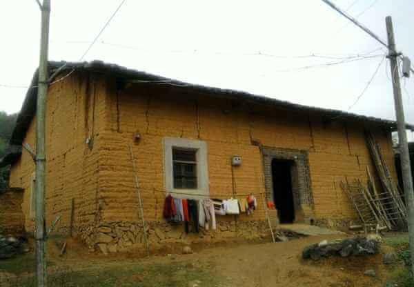 婆婆有三个儿子,却住在毛坯房没人管,亲戚邻居都说做的对