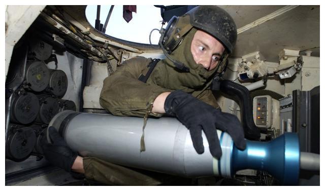 从装填手的角度看车长的战位,那个黑色操纵杆就是车长用来控制火炮