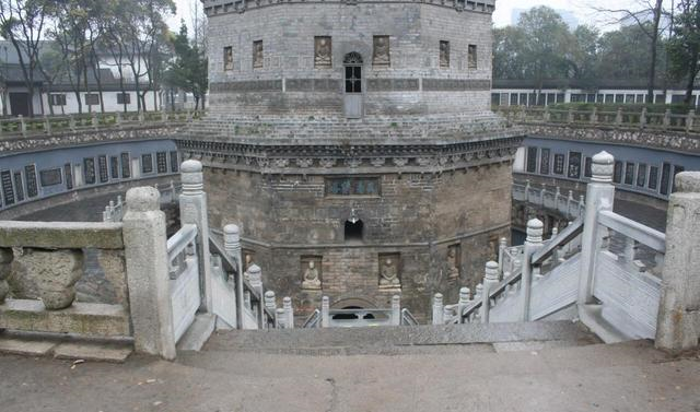 我国“最神奇”的宝塔,陷入地下7米之深,每年吸引众多游客参观3 我国“最神奇”的宝塔,陷入地下7米之深,每年吸引众多游客参观