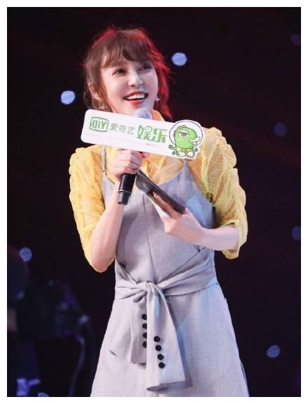 这位女主持人火了她的眼睛瞪得像铜铃好担心眼珠会飞出来