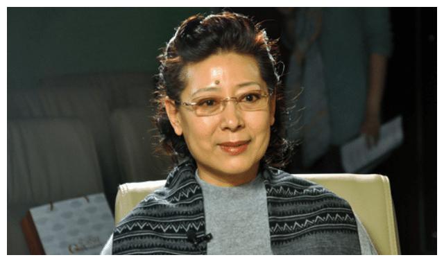 她是国家一级演员45岁二婚嫁高官被宠21年66岁依然气质十足