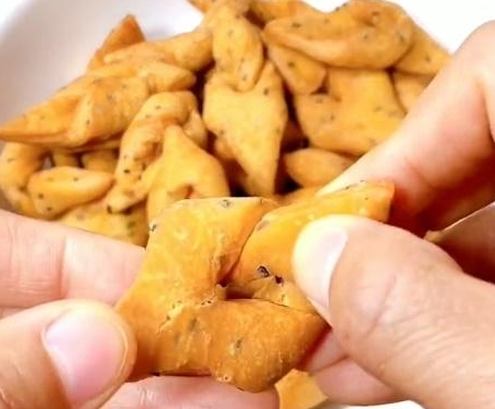 面粉瞬间变小零食,金黄香脆,一口一个嚼着吃|零食|面饼|油炸_新浪新闻