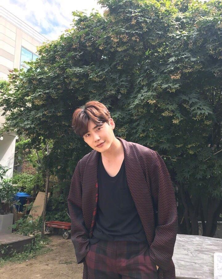 李钟硕32岁生日庆生自拍