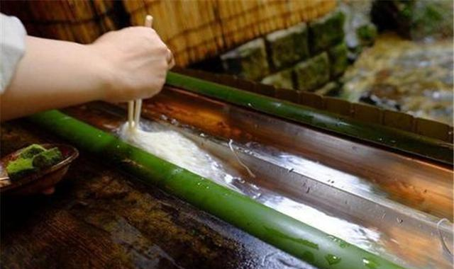 在日本火爆的“流水素面”,传入中国后,为何国人始终不愿买账?休闲区蓝鸢梦想 - Www.slyday.coM 在日本火爆的“流水素面”,传入中国后,为何国人始终不愿买账?休闲区蓝鸢梦想 - Www.slyday.coM