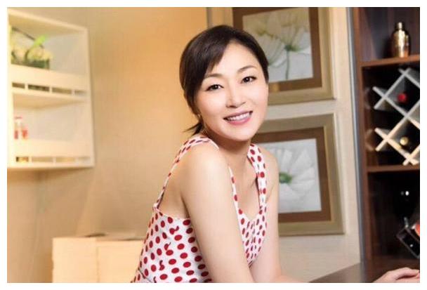 她是甄子丹前女友,是香港第一腿精,如今49岁成这样