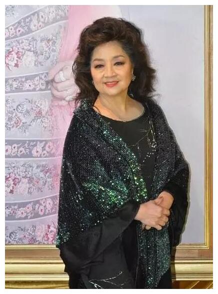 而且,徐小凤从上世纪70年代一直火到现在,这样的泰斗级表现,香港歌坛