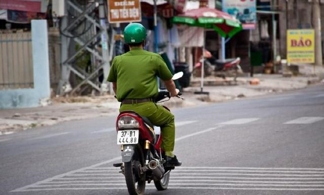 中国游客自驾游越南，当地男人认为戴绿盔是有品位的象征