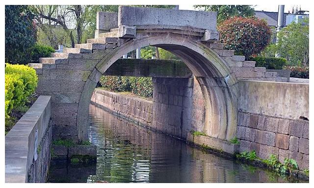 据当地老人讲,原桥建成时为三孔梁拱结合石桥,中间一孔为马蹄形石拱桥
