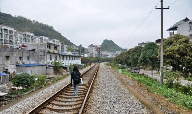 中国游客自驾游越南，当地男人认为戴绿盔是有品位的象征