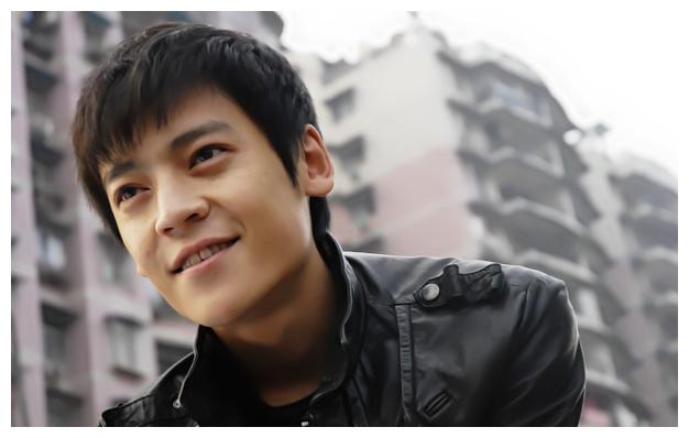 巍子离婚后抛弃儿子王紫逸儿子与他冷战15年现在如何了