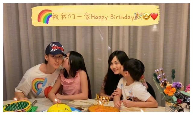 42岁吴尊晒全家福庆生一家四口生日只差一天11岁nien