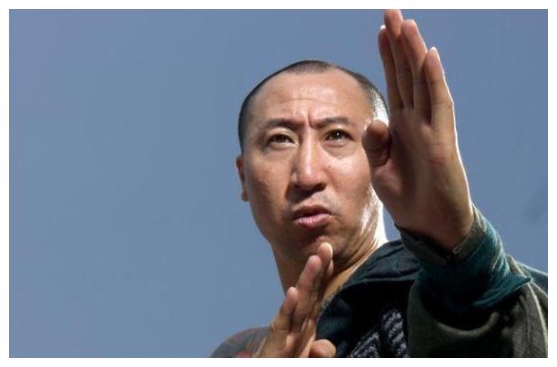 2016年,赵本山弟子为省55块钱,被收费杆砸中,当场身亡