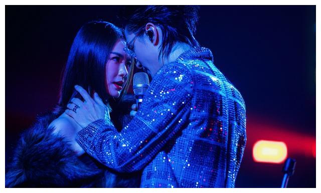 组图真夫妻太好嗑了戚薇李承铉舞台对视互撩氛围感十足