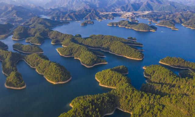 浙江千岛湖坐落于杭州市最大的县城淳安县的千岛湖国家森林公园内,东