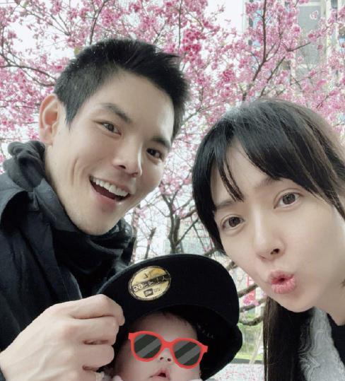 向佐罕见公开全家福,郭碧婷状态成焦点,手抱女儿动作娴熟休闲区蓝鸢梦想 - Www.slyday.coM 向佐罕见公开全家福,郭碧婷状态成焦点,手抱女儿动作娴熟休闲区蓝鸢梦想 - Www.slyday.coM