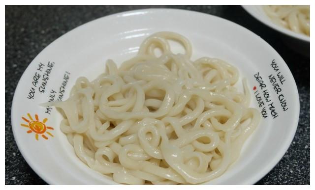 半斤面粉做1根面条,才知道拉条子这么简单,配上番茄炒鸡蛋,香