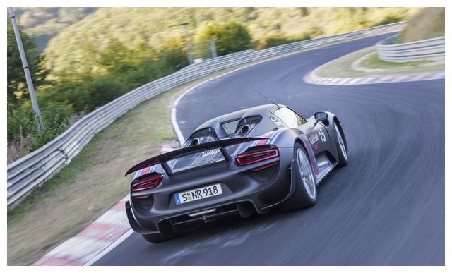 保时捷918 Spyder：首款搭载三驱动单元的超级跑车