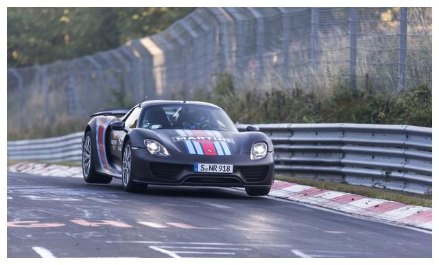 保时捷918 Spyder：首款搭载三驱动单元的超级跑车