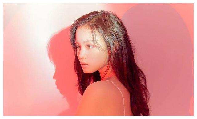 我在社交媒体上做了一次直播,唱了aomg艺人的混合曲目.