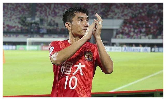 比赛解说,名嘴董路也坦言:"郑智这个犯规动作,与当年踢西塞时候有点像