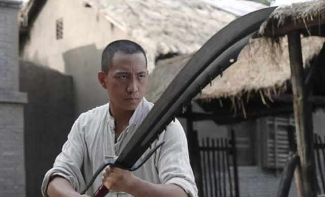 史进的兵器三尖两刃刀上为什么有八个环环有何作用