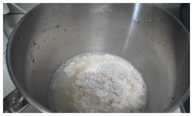 面粉加水一拌一揉做面包,麦香味浓郁有弹性,早餐吃它营养能量足