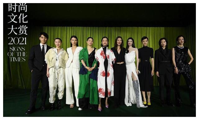 9名国模世纪同框，刘雯稳站C位，何穗状态好，奚梦瑶没参加合照休闲区蓝鸢梦想 - Www.slyday.coM