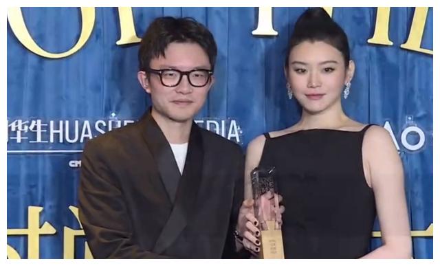 9名国模世纪同框，刘雯稳站C位，何穗状态好，奚梦瑶没参加合照休闲区蓝鸢梦想 - Www.slyday.coM