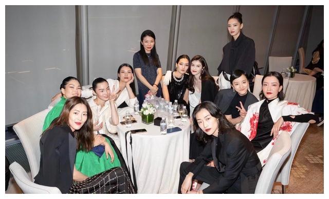 9名国模世纪同框，刘雯稳站C位，何穗状态好，奚梦瑶没参加合照休闲区蓝鸢梦想 - Www.slyday.coM