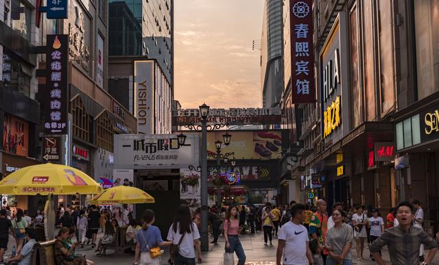 百年“金街”春熙路，不仅是西南第一商业街，也是繁华蓉城的象征