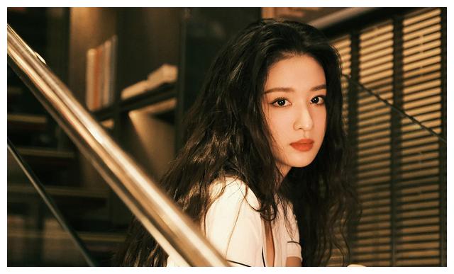 王楚然白裙清纯温柔俏皮托脸长发慵懒