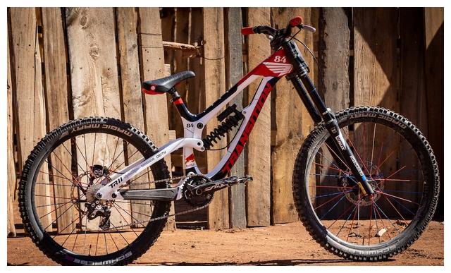 2021红牛坠山赛极限自由骑战车图赏__财经头条