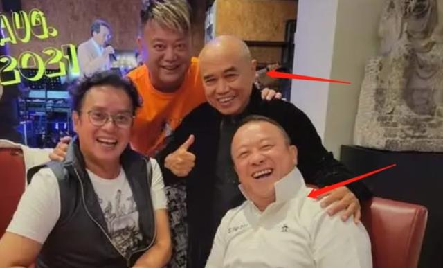 62岁曾志伟当众与26岁超模亲嘴，本人回应来了，引起网友热议休闲区蓝鸢梦想 - Www.slyday.coM