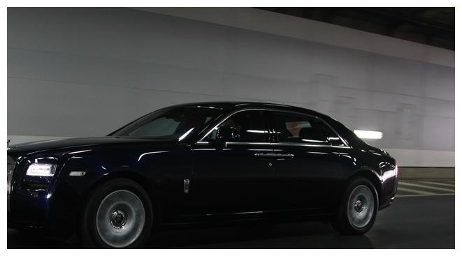 750万劳斯莱斯现身酒吧挂天价66666车牌车主某董事长