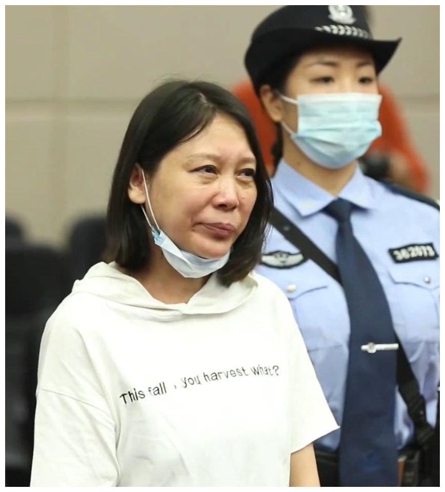 劳荣枝最后一次出场还在展示自己的知性美